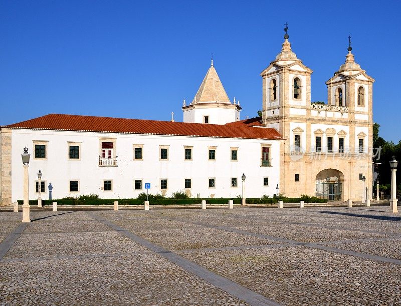 维拉Viçosa -从Terreiro do Paço广场看到的圣奥古斯丁教堂和修道院，阿连特霍，葡萄牙